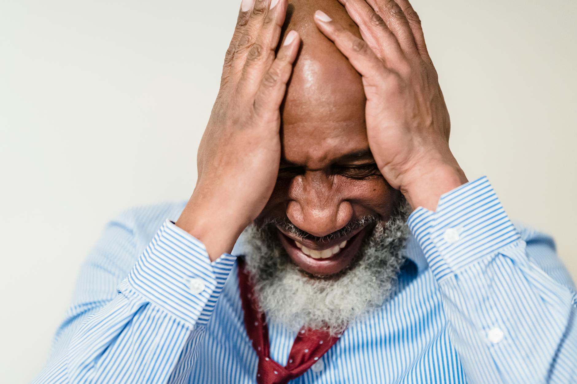 婚活男性が陥りやすい失敗パターンに悩む様子