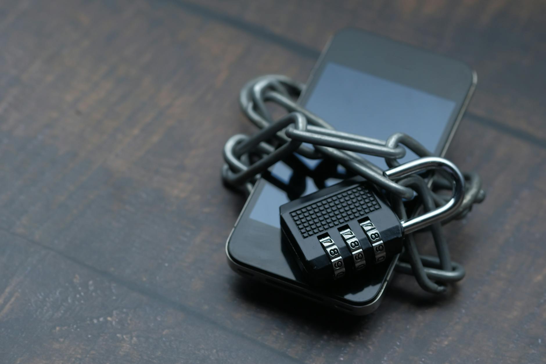 マッチングアプリを安全に使うための対策をスマホで実践する男性