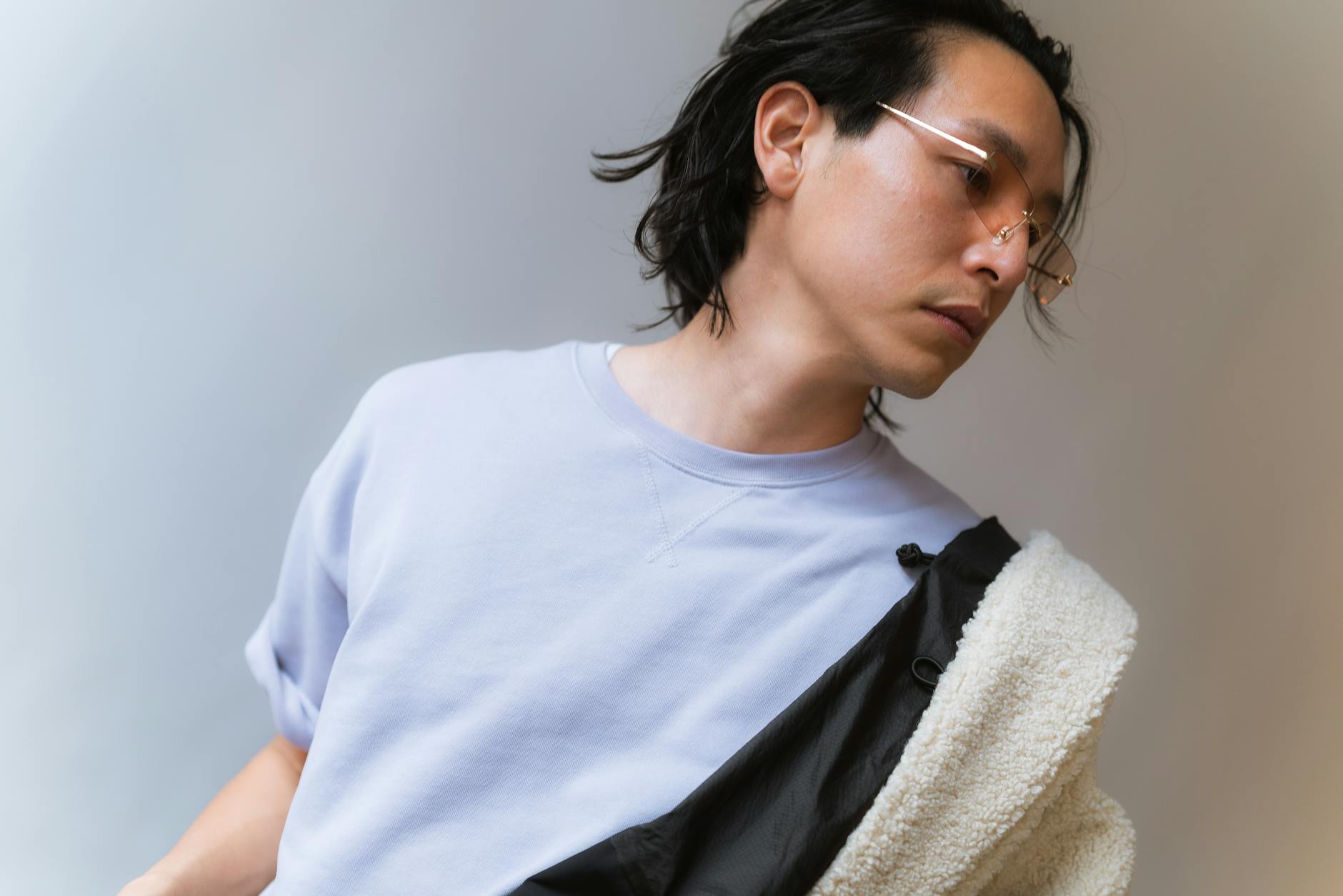マッチングアプリ向けに服装を整えた清潔感のある男性