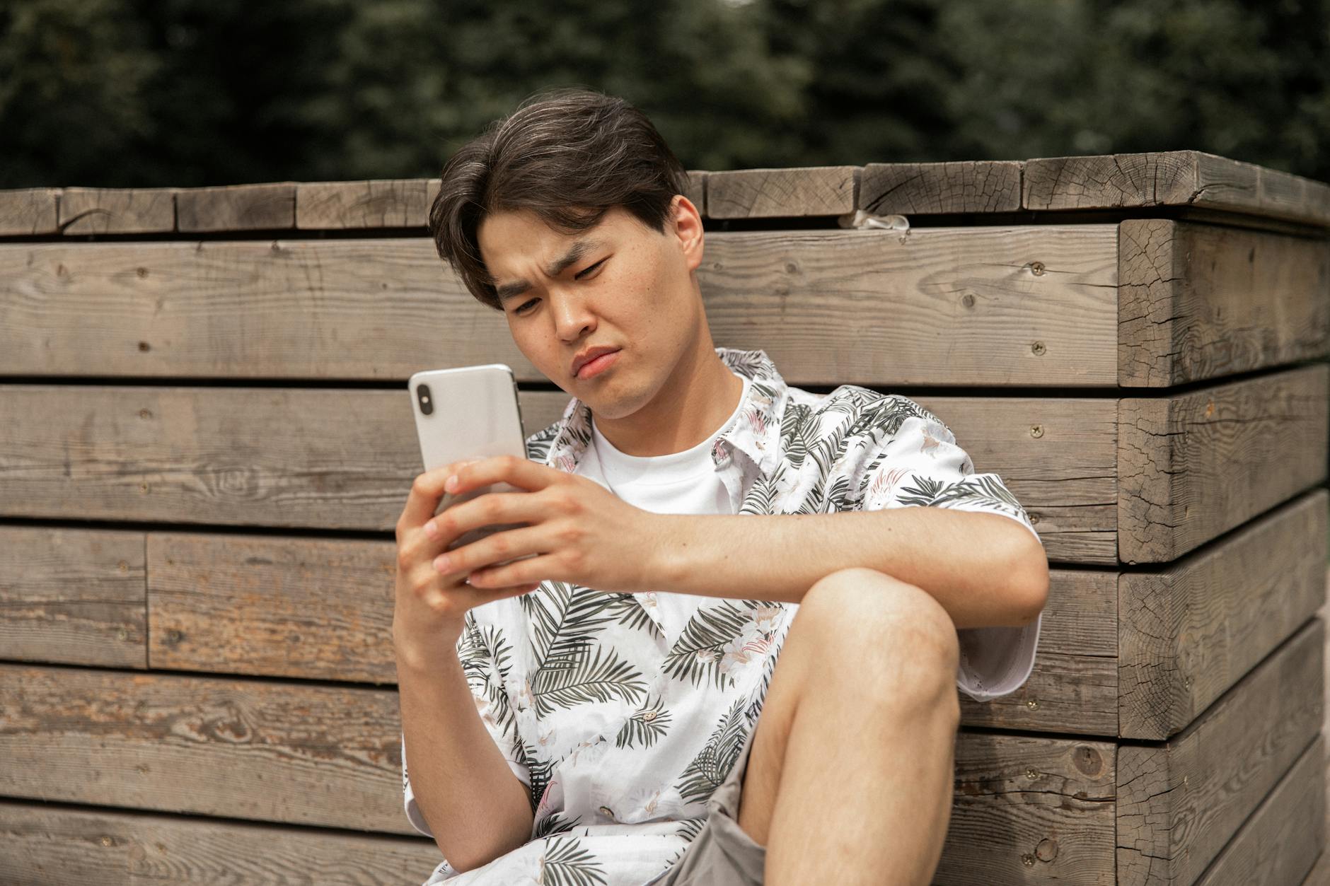 マッチングアプリで業者からのLINE誘導メッセージを確認する男性