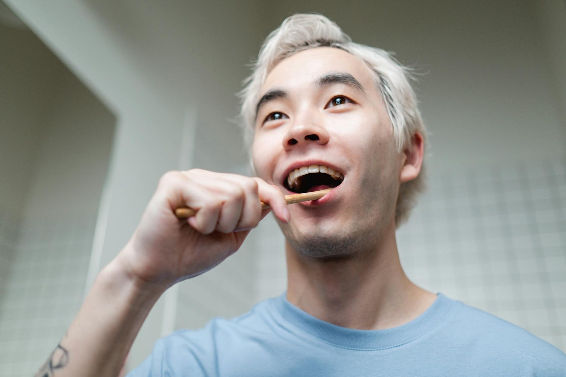 自宅で歯磨き粉を使ってメンズ歯のホワイトニングケアをする男性