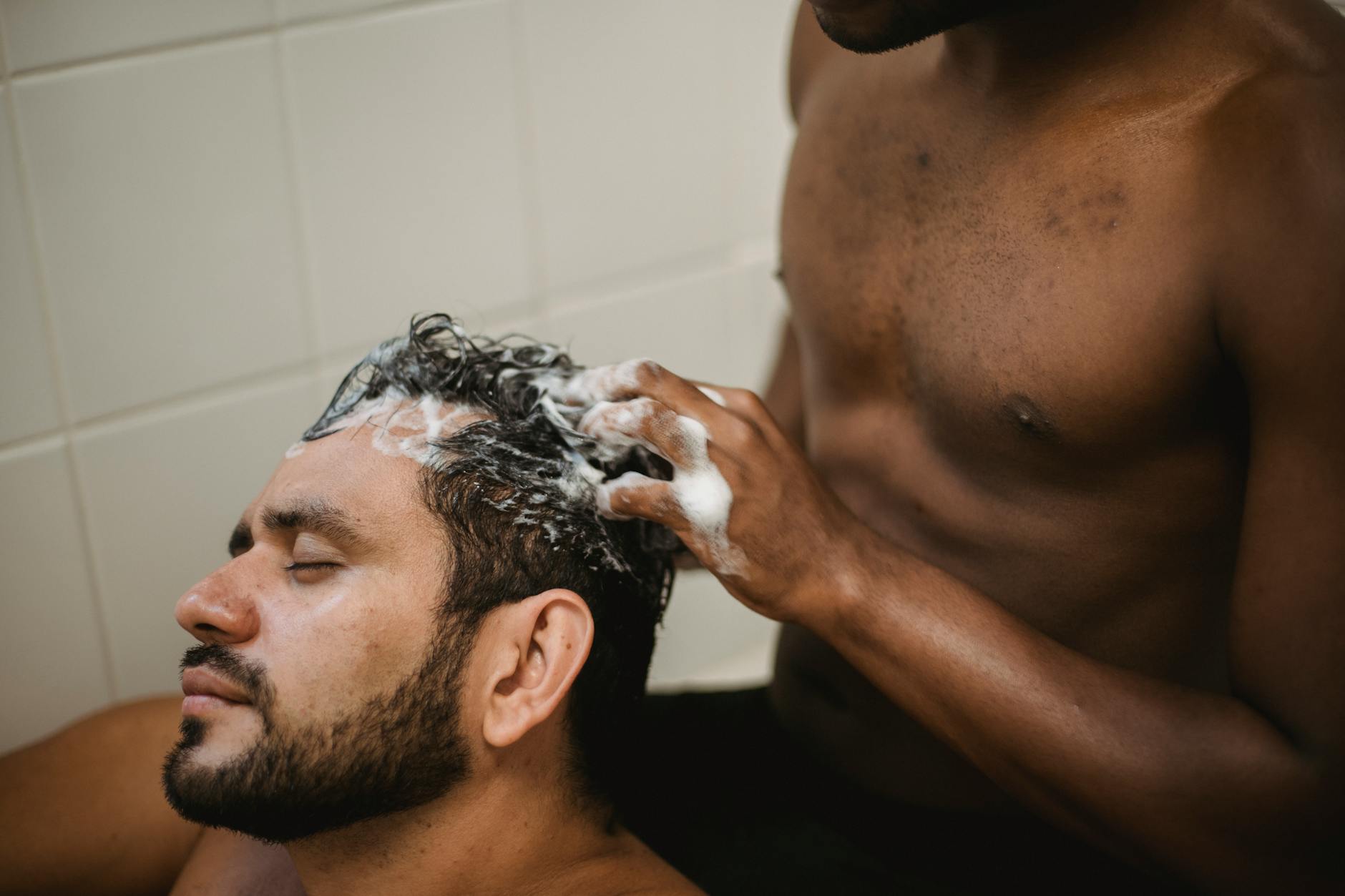 30代メンズがシャンプーでヘアケアをしている様子