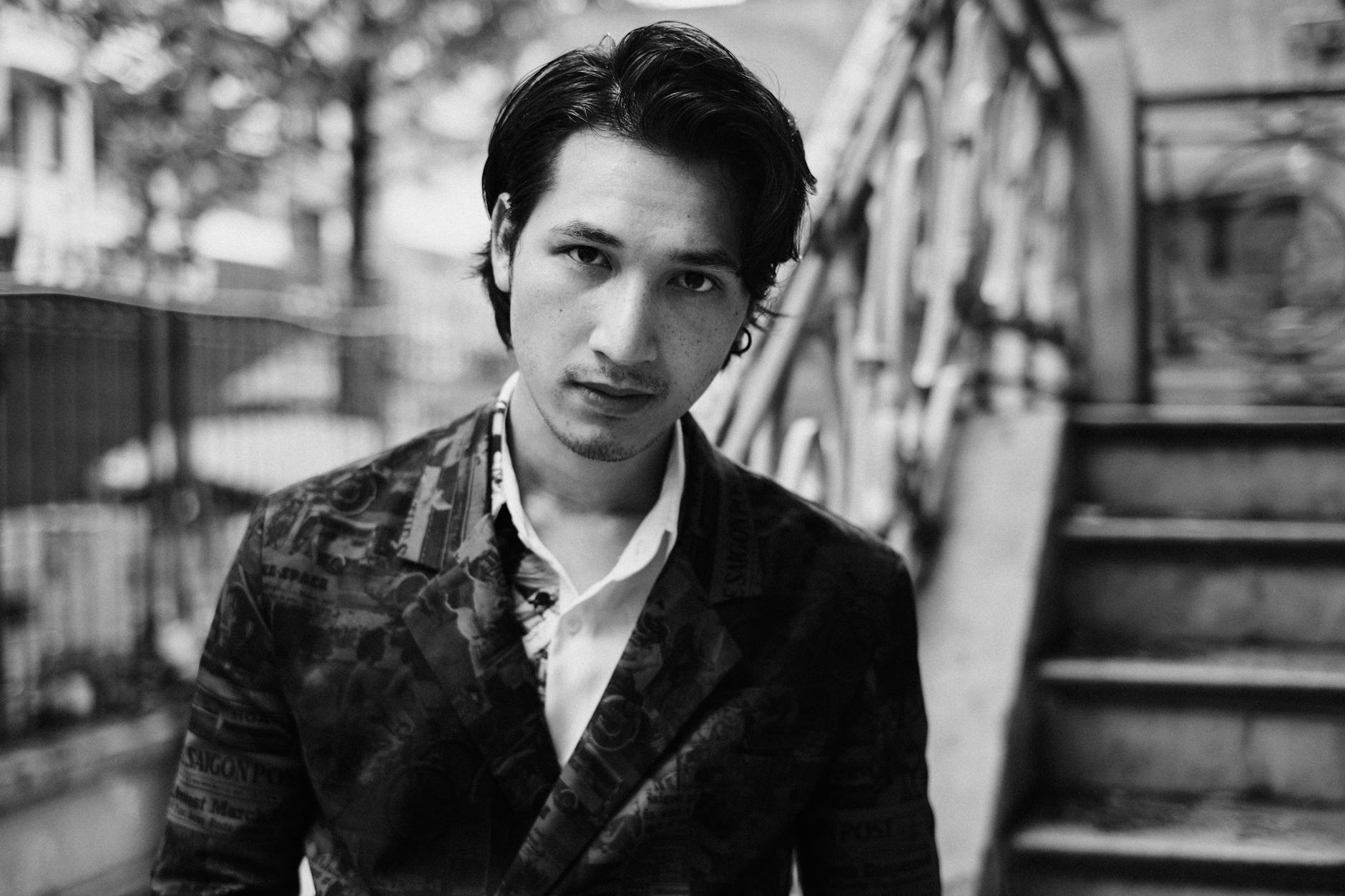 清潔感のあるメンズファッションで自信を持つ30代男性