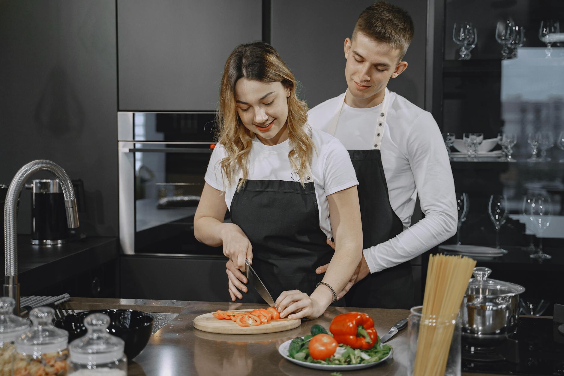 結婚相手の選び方で重視すべき生活習慣の相性を示すカップルの料理風景