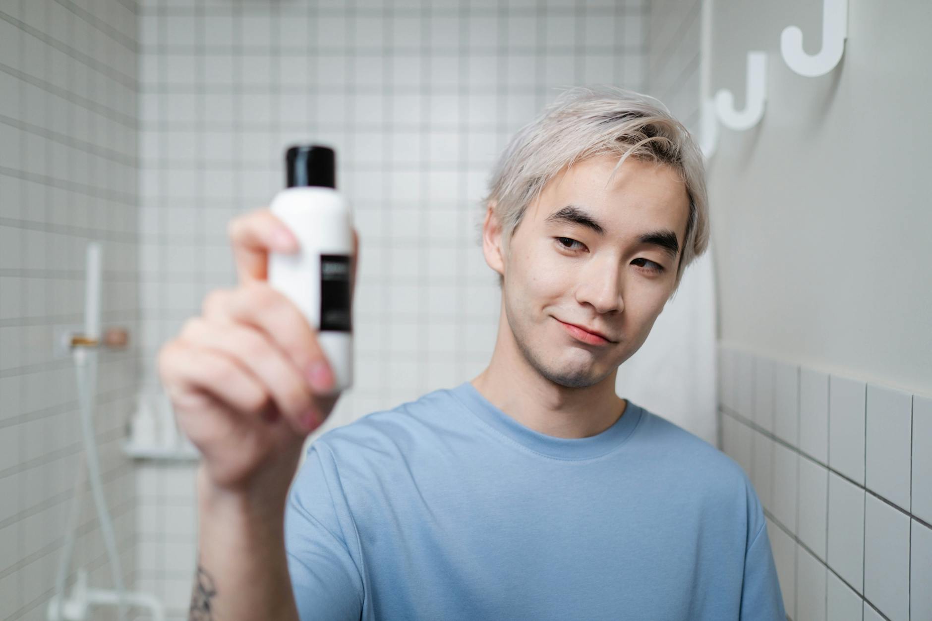 メンズスキンケアセットの中身を確認する男性