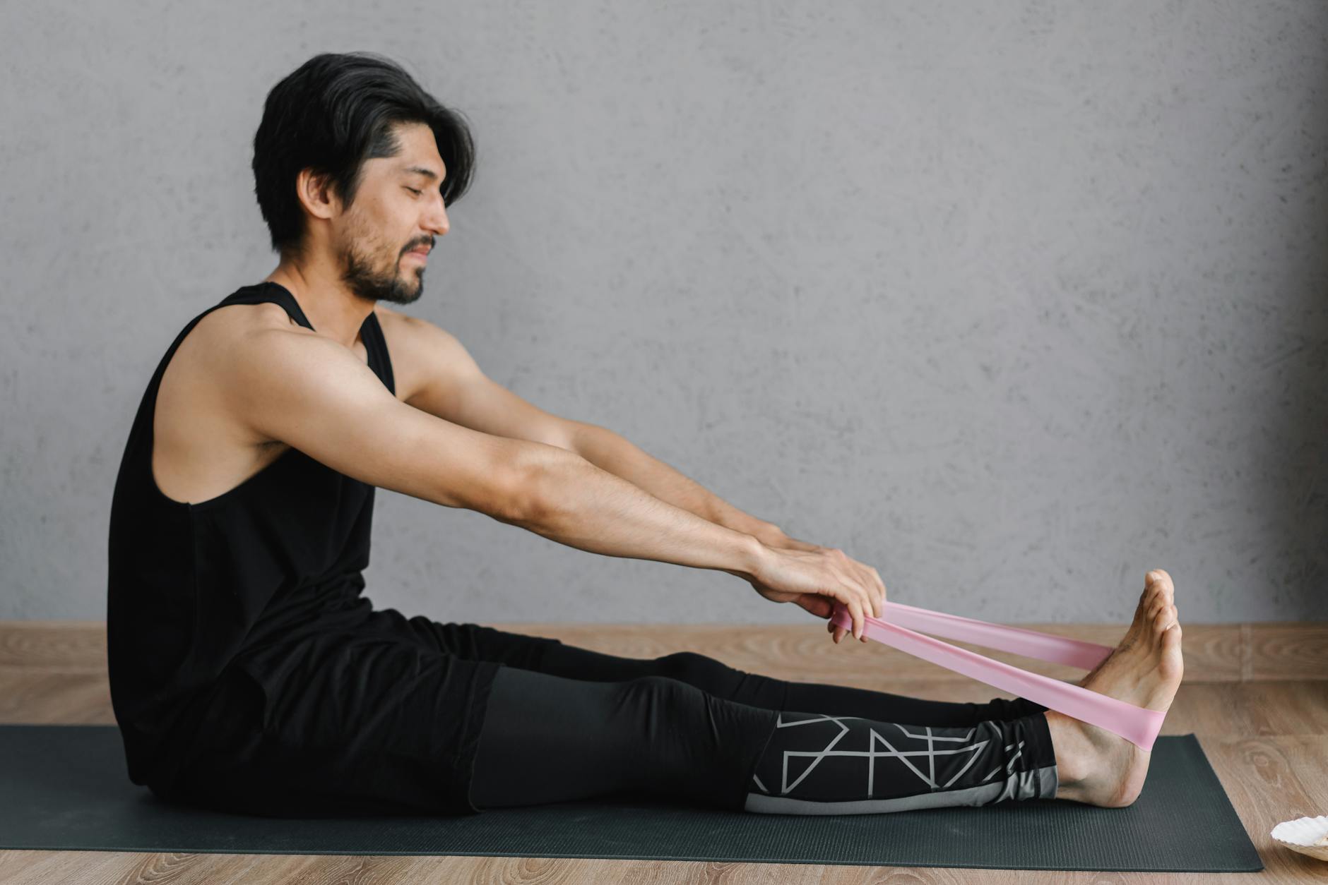 モテる男が毎朝の筋トレ習慣で姿勢を改善している様子
