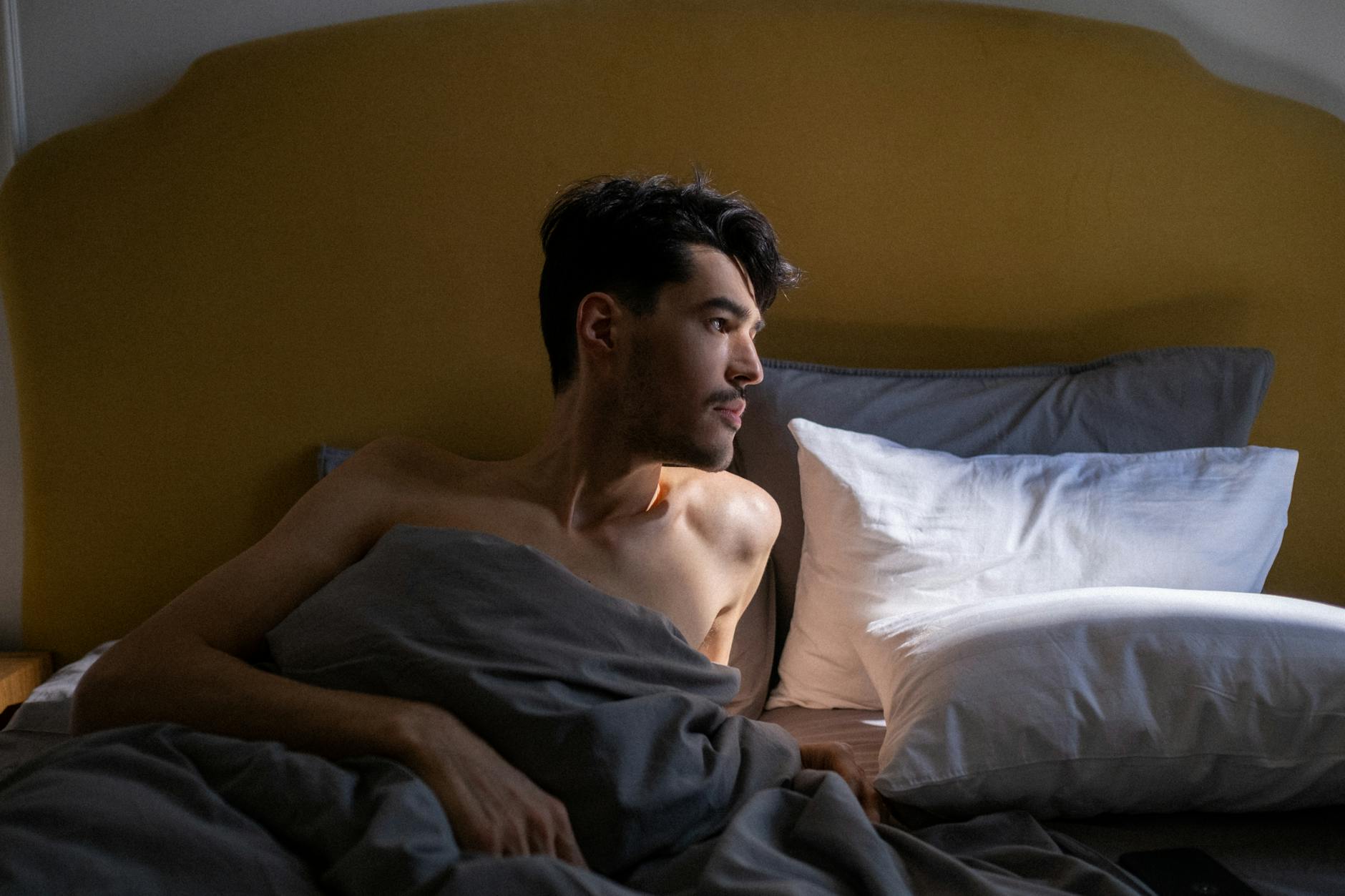 モテる男の睡眠習慣として朝日を浴びてスッキリ起きる男性
