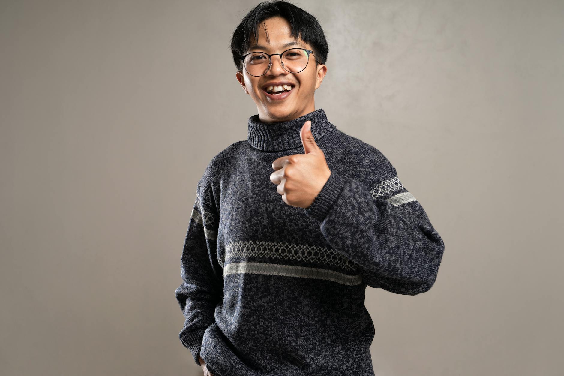 改善後に自信を持ってマッチングアプリを使う男性