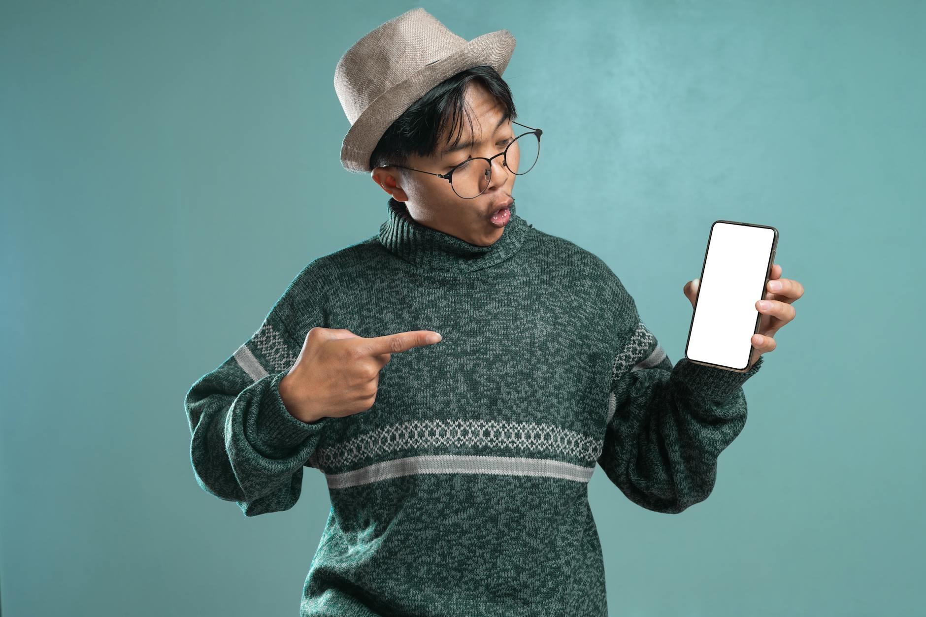 マッチングアプリの写真を確認する男性のスマホ画面