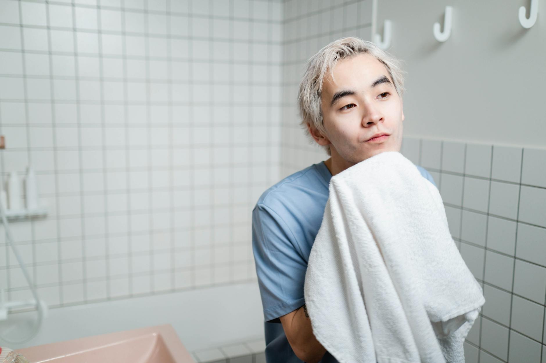 マッチングアプリ写真映えのためにスキンケアをする男性