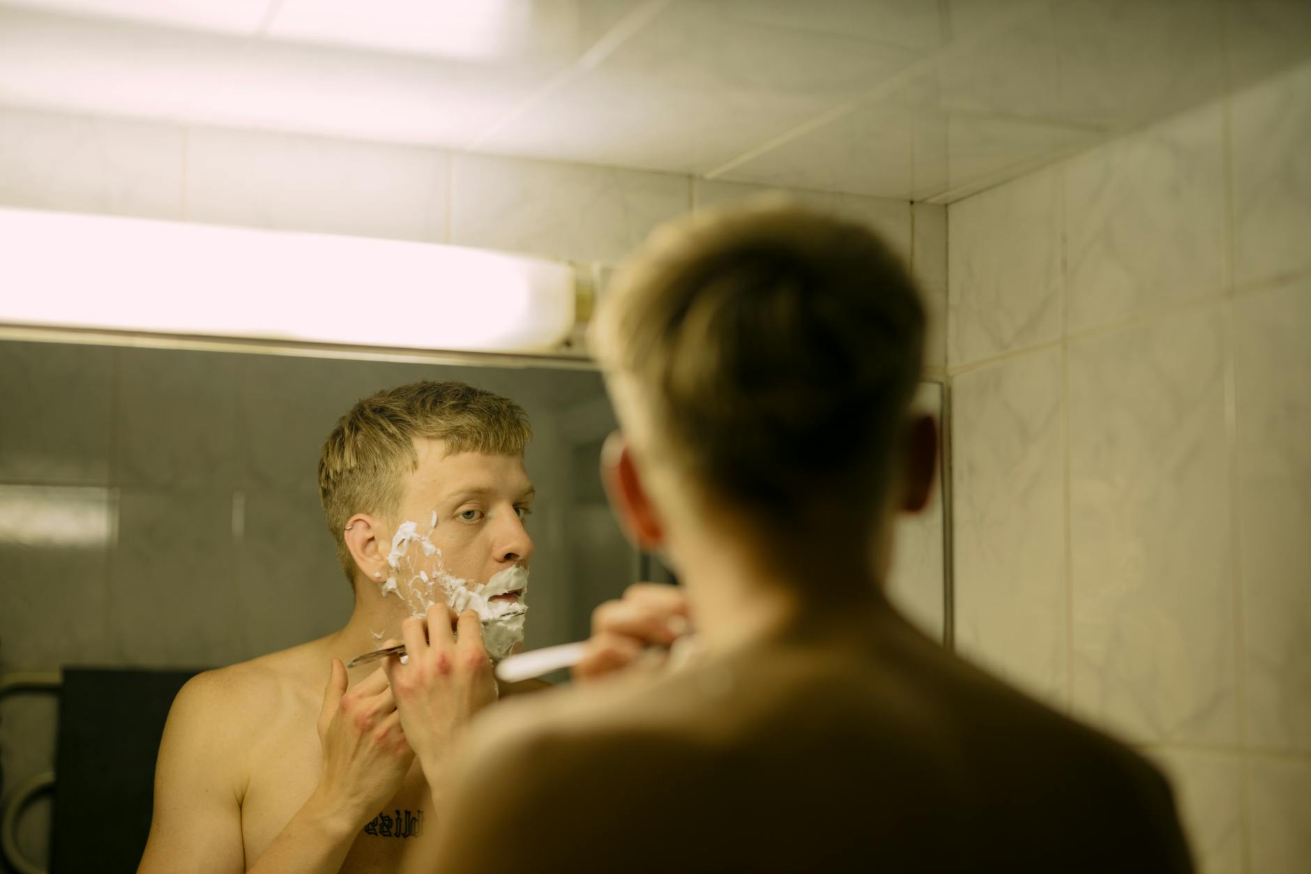 メンズヘアワックスの使い方を実践する男性のスタイリングシーン