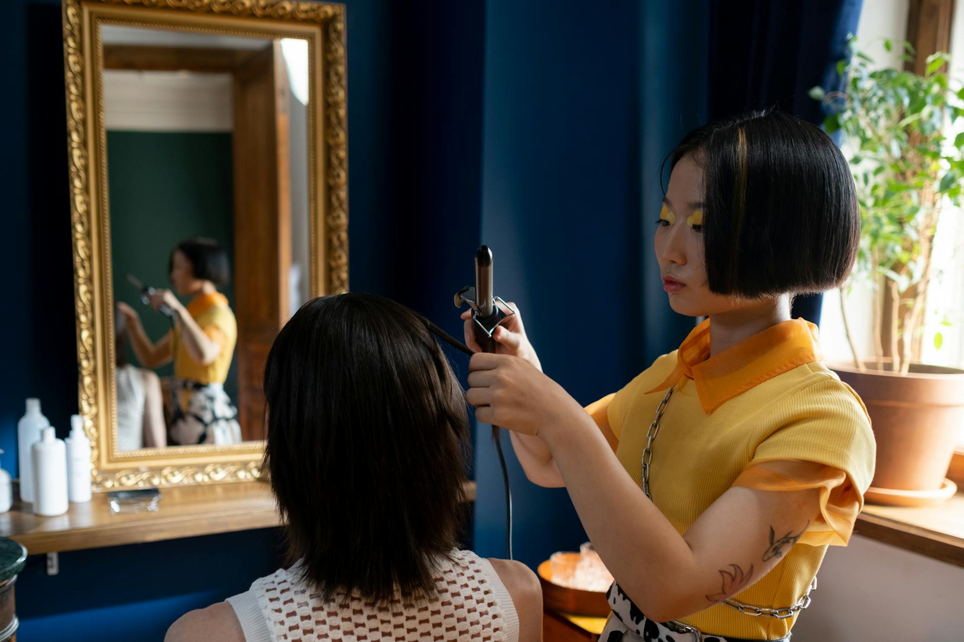 メンズヘアカラーでモテる色を相談する男性と美容師