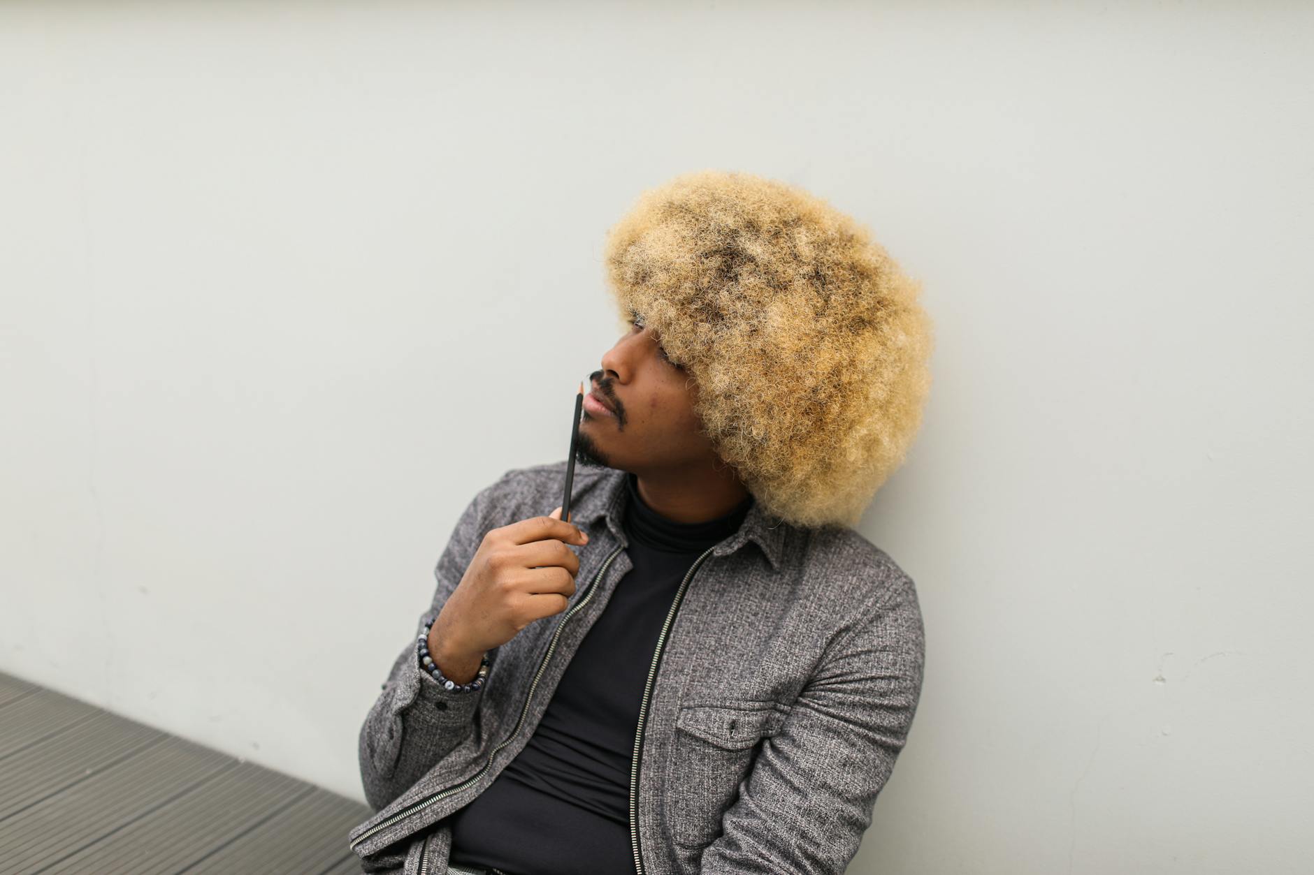 モテるメンズヘアカラーの色サンプルを比較検討する男性