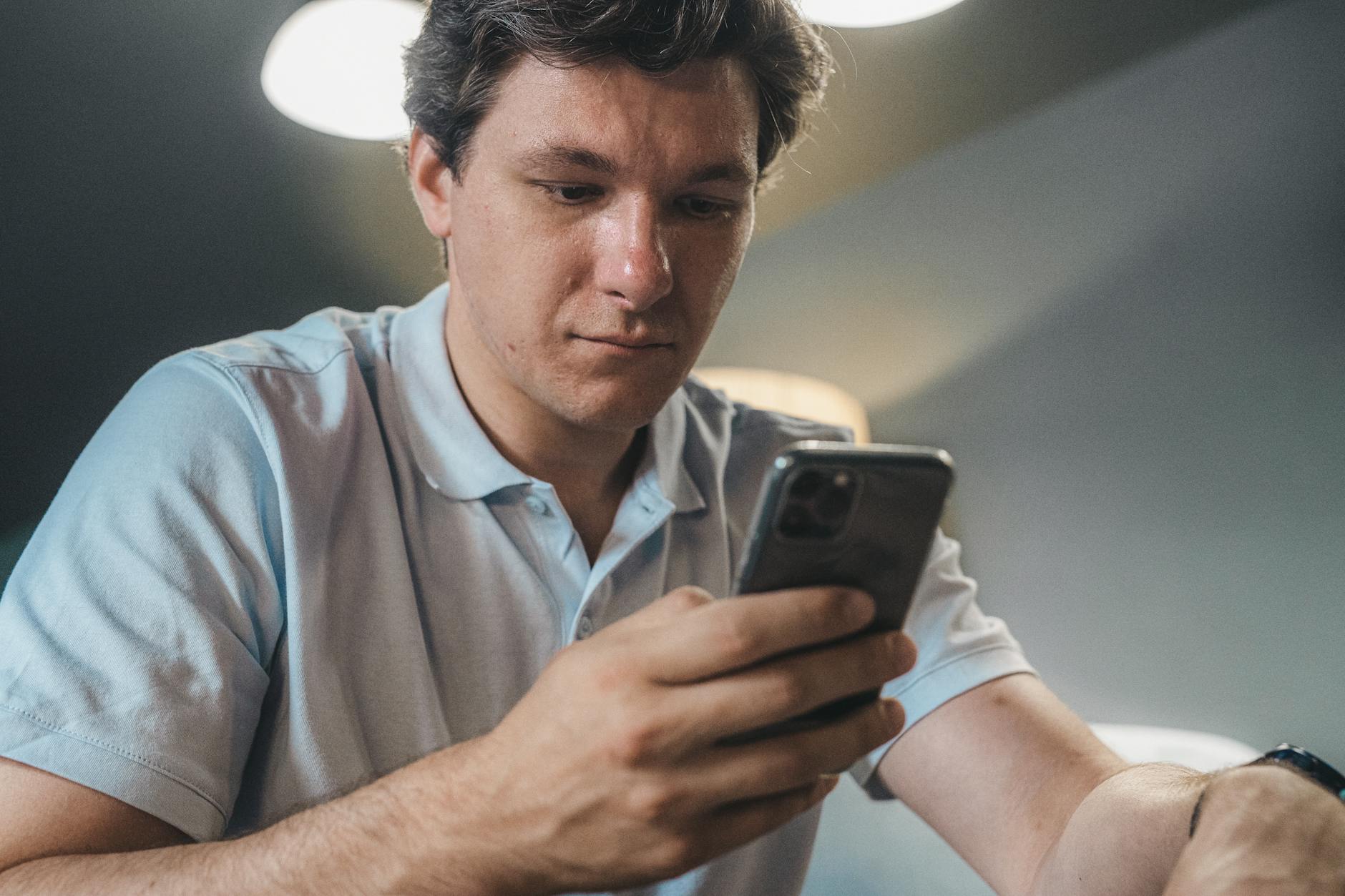 Omiaiの評判を調べる男性がスマホを操作する様子