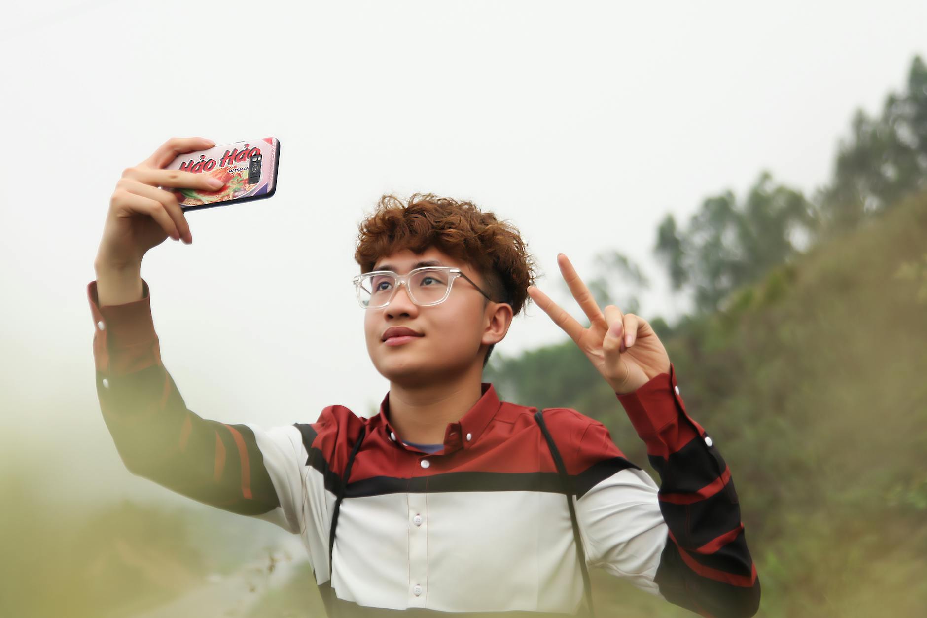 マッチングアプリの課金効果を高めるプロフィール写真を撮る男性