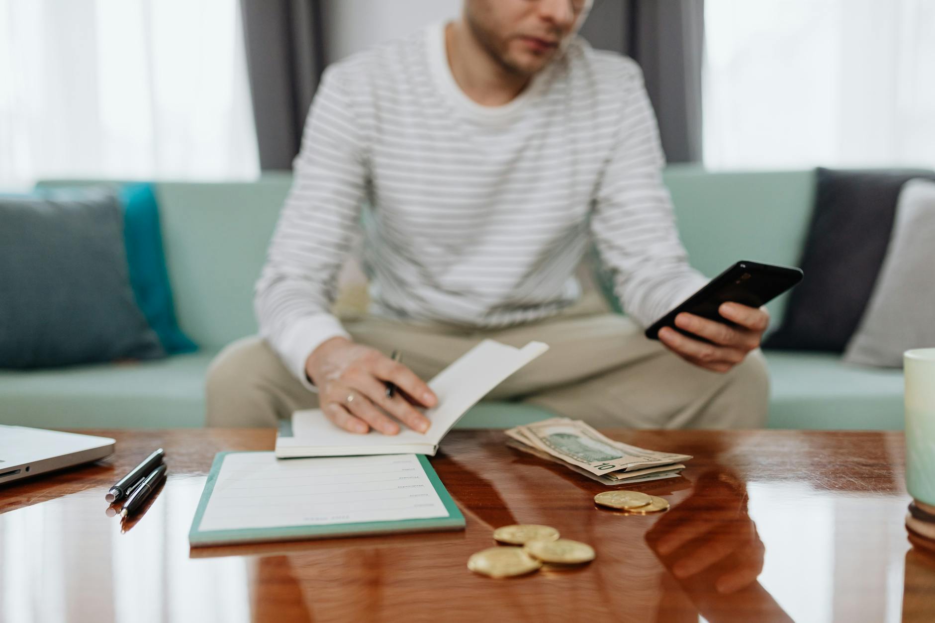 ペアーズの評判を料金面から比較検討する男性