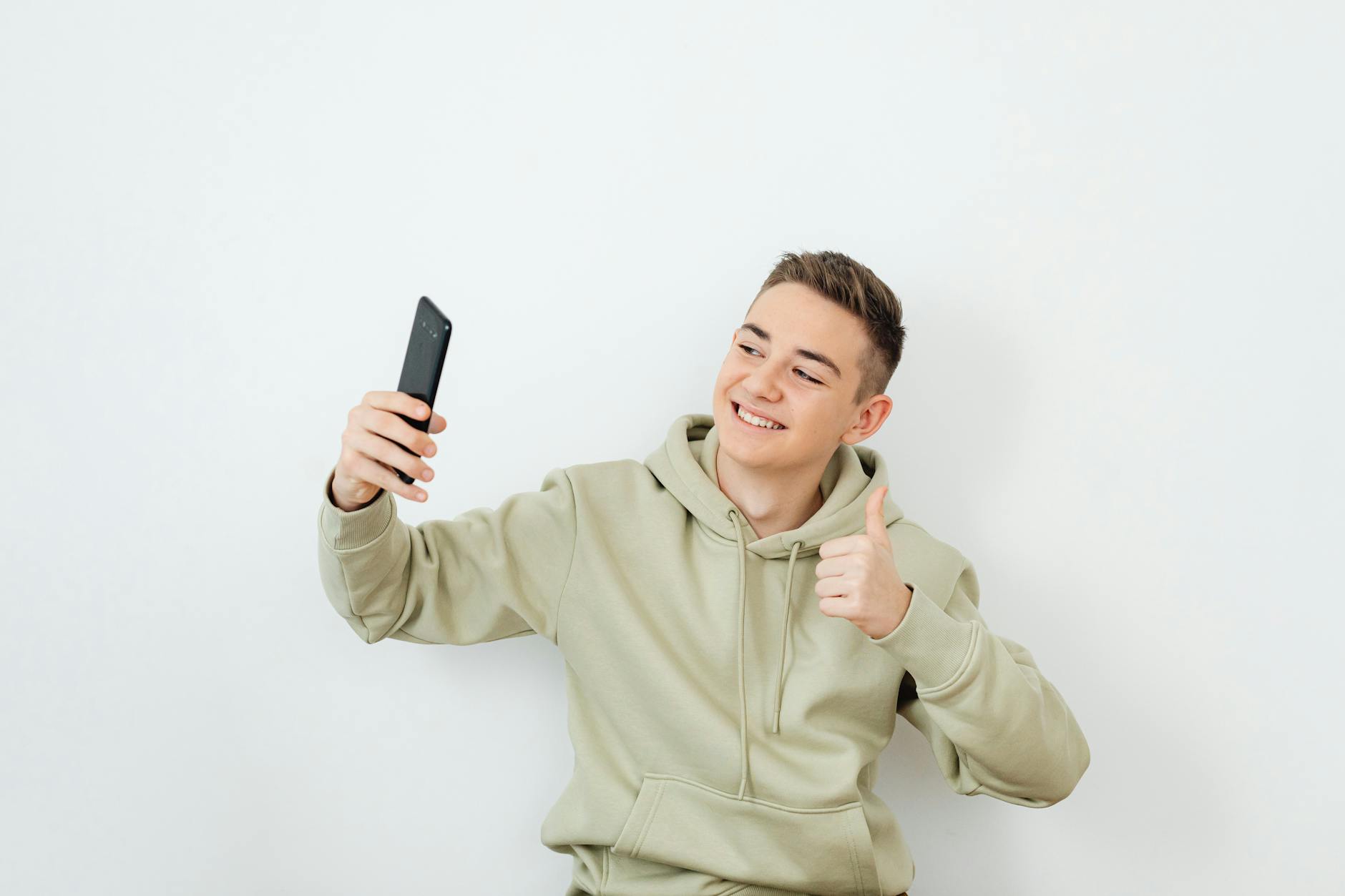 モテる体型でマッチングアプリの写真を撮る男性
