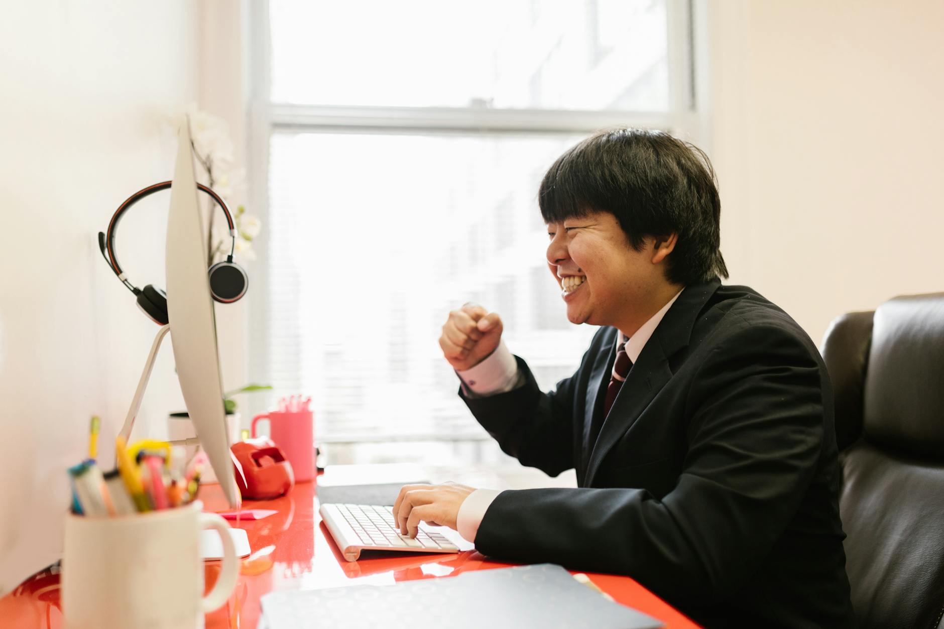 ペアーズの評判を確認して前向きにアプリを始める男性