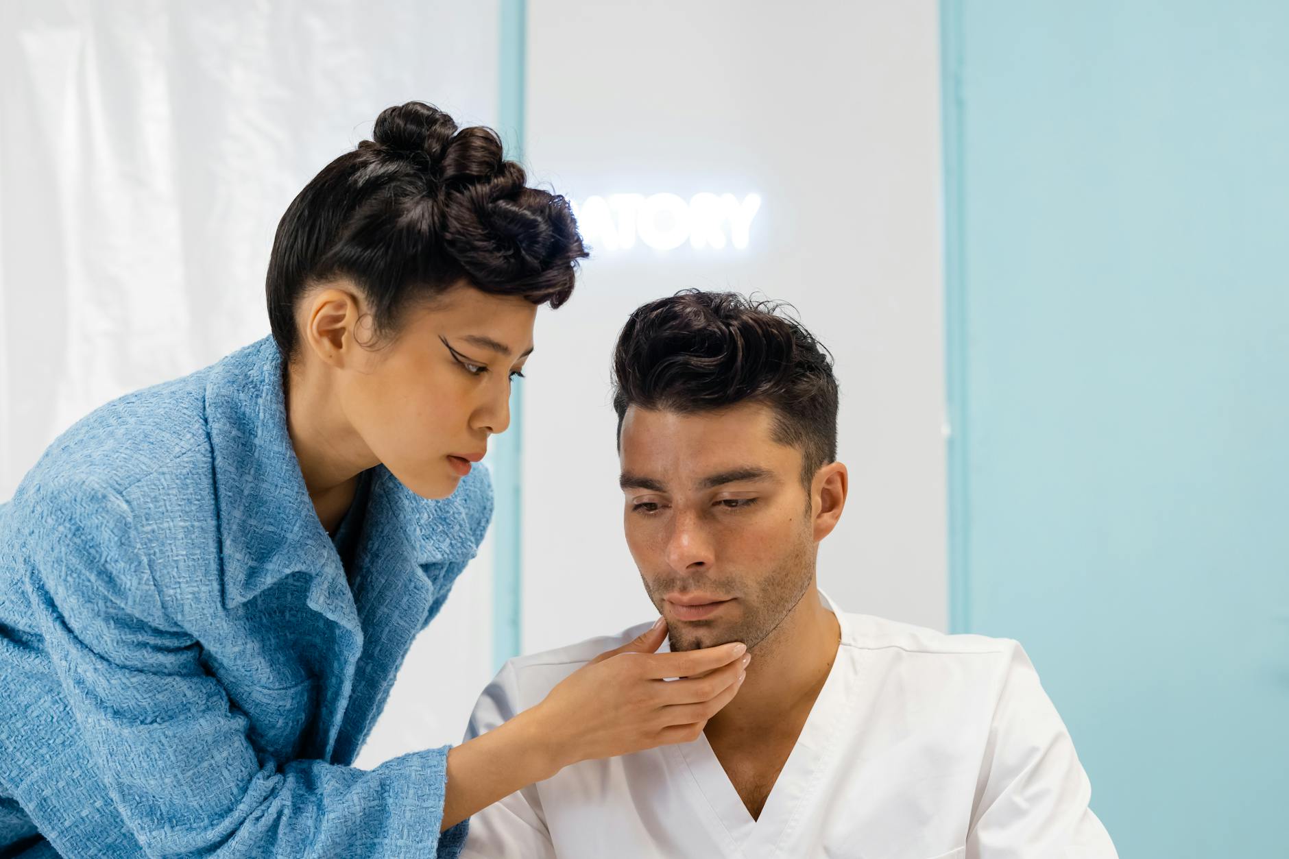 メンズの大人ニキビについて皮膚科で相談している様子