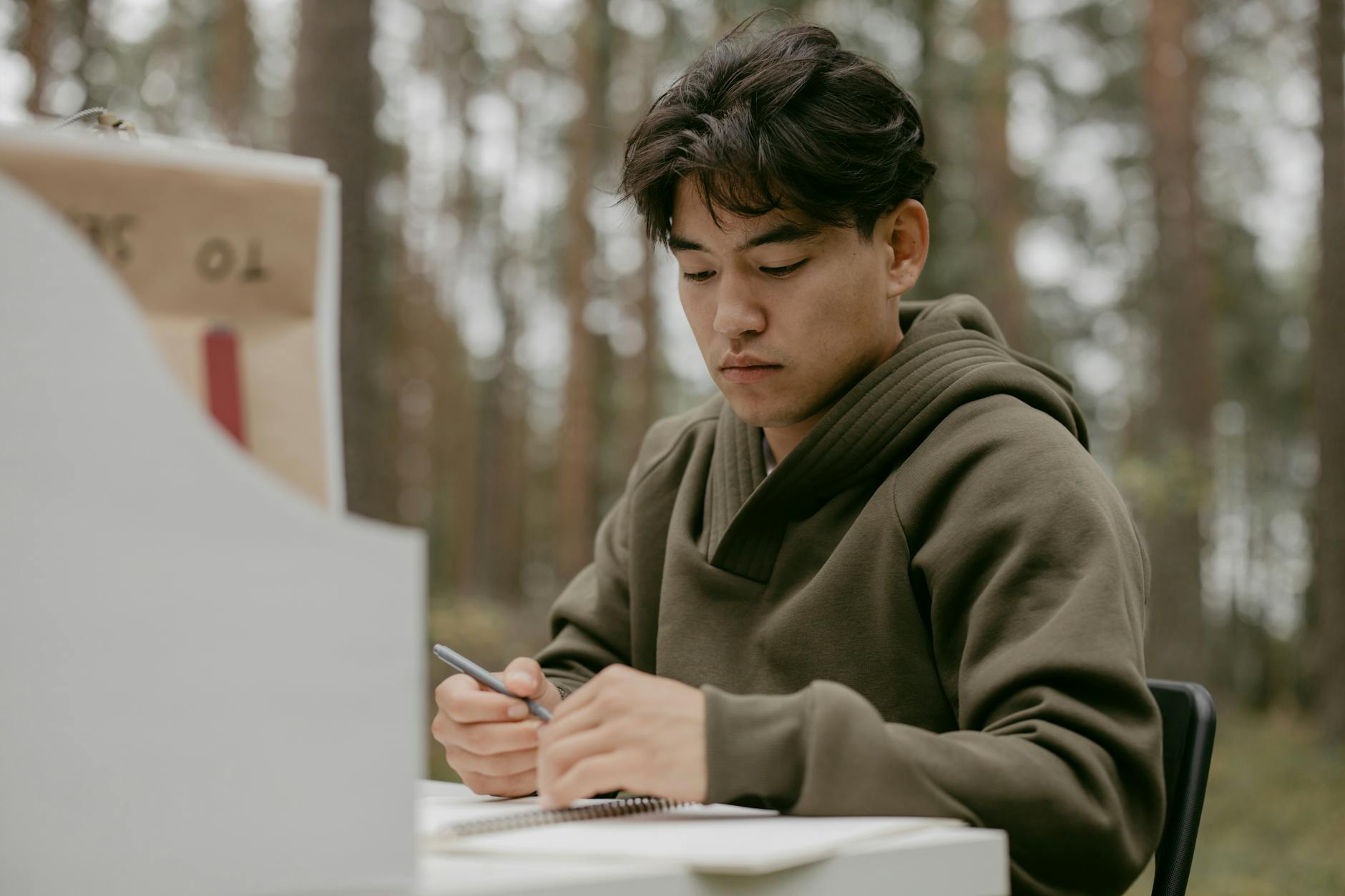 withマッチングアプリでプロフィールを作成する男性
